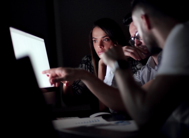 Dipendenti che discutono di problemi aziendaliil concetto di lavoro straordinario