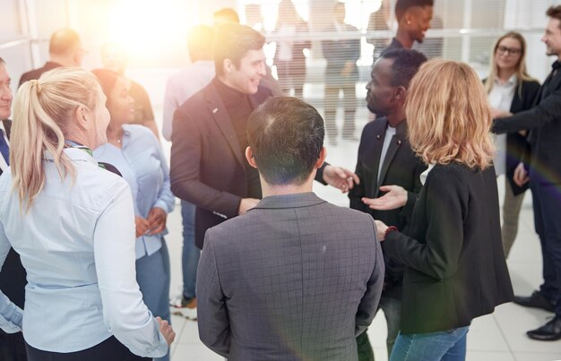 Dipendenti che discutono di problemi di lavoro in piedi in ufficio