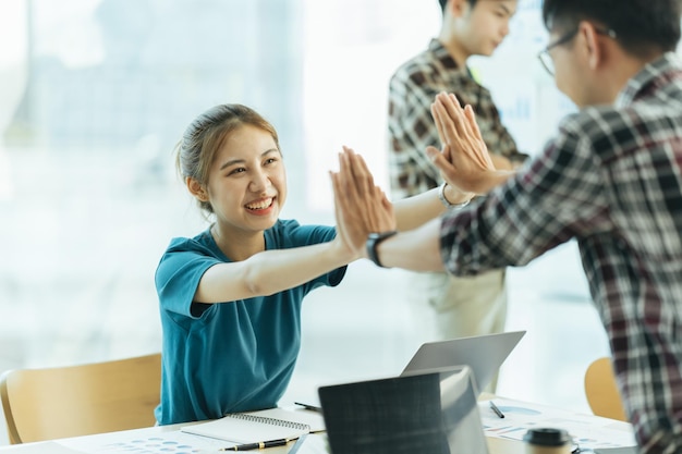 dipendenti felici che si danno a vicenda un high five