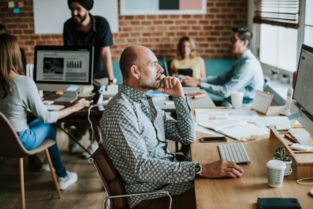 Dipendenti occasionali che lavorano in un ufficio