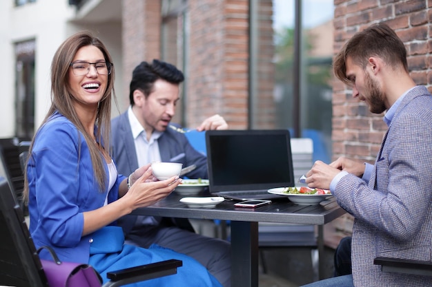 Dipendenti seduti a un tavolo in un cafeoffice nei giorni feriali