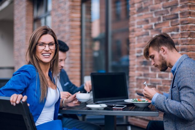 Dipendenti seduti a un tavolo in un cafeoffice nei giorni feriali