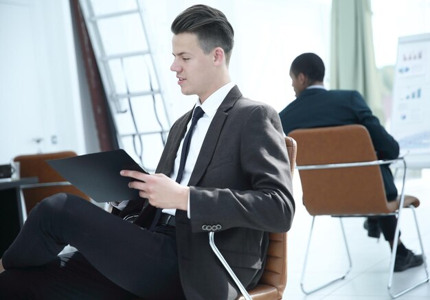 Dipendenti sul posto di lavoro in ufficio