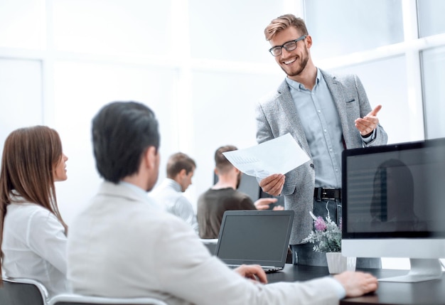 Dipendenti sul posto di lavoro in ufficio