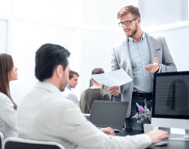 Dipendenti sul posto di lavoro in ufficio