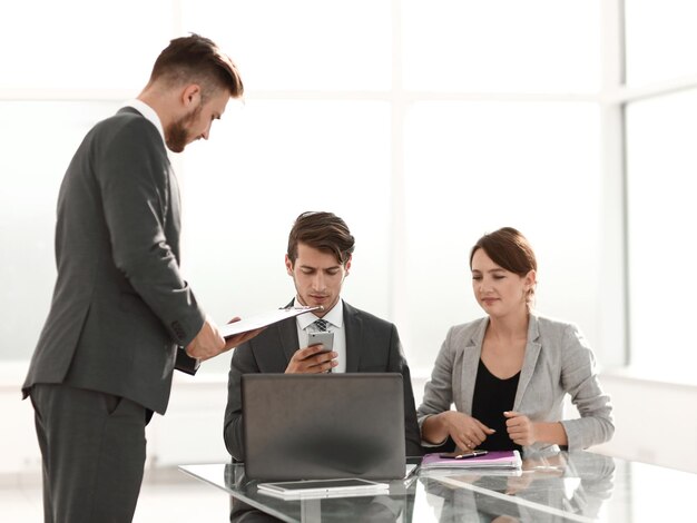 Dipendenti sul posto di lavoro in ufficiofoto con spazio per la copia