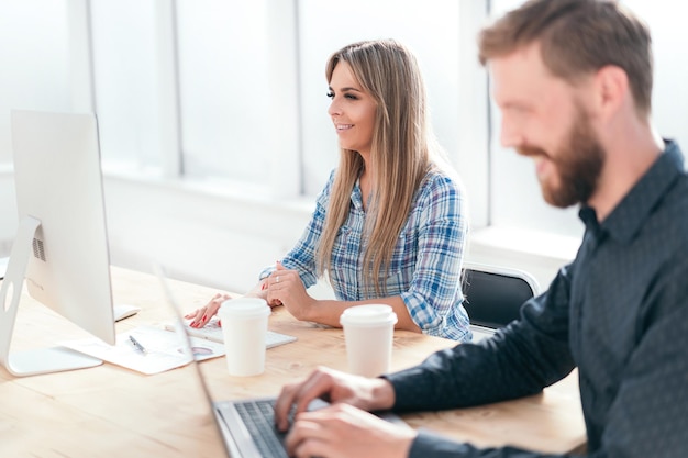 Dipendenti sul posto di lavoro in un ufficio moderno. giorni feriali dell'ufficio