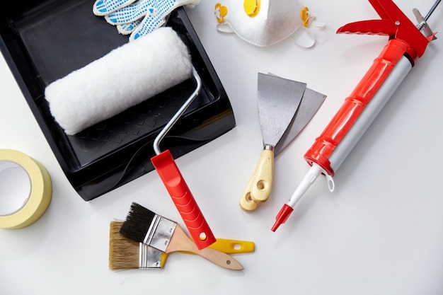 dipingere diversi strumenti di lavoro su sfondo bianco