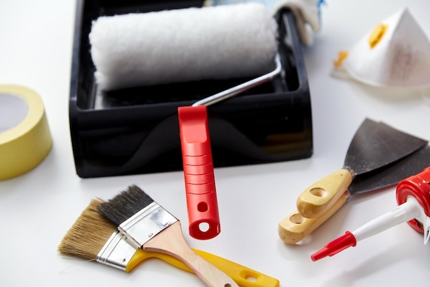 dipingere diversi strumenti di lavoro su sfondo bianco