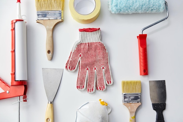 dipingere diversi strumenti di lavoro su sfondo bianco