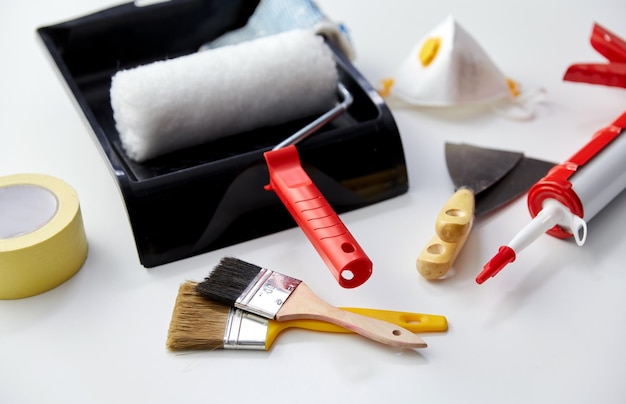 dipingere diversi strumenti di lavoro su sfondo bianco