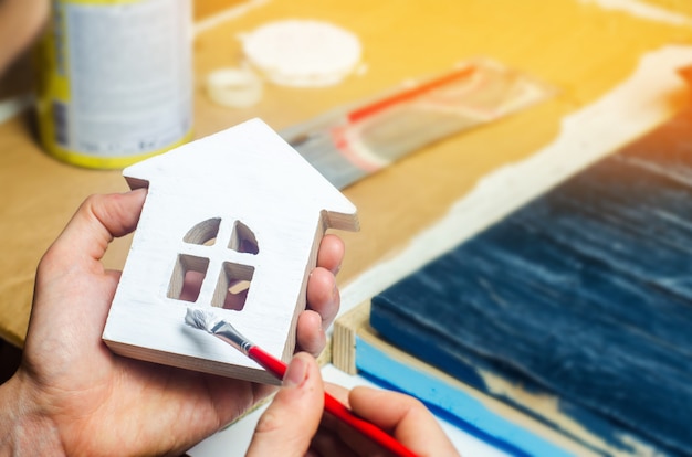 Dipingere la casa, riparare, dipingere la facciata dell&#39;edificio, rifinire i lavori su una casa,