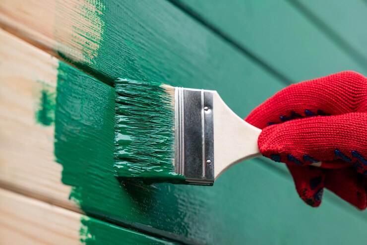 Foto dipingere la parete esterna della casa con un pennello