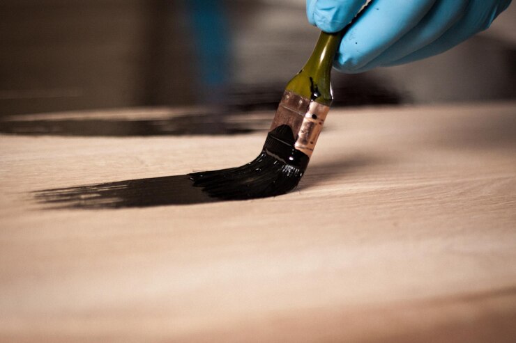 Foto dipingere la superficie del legno con vernice nera