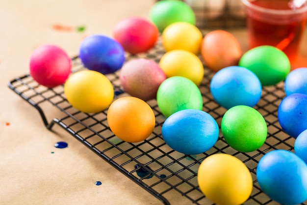 Dipingere le uova di Pasqua con colori vivaci.