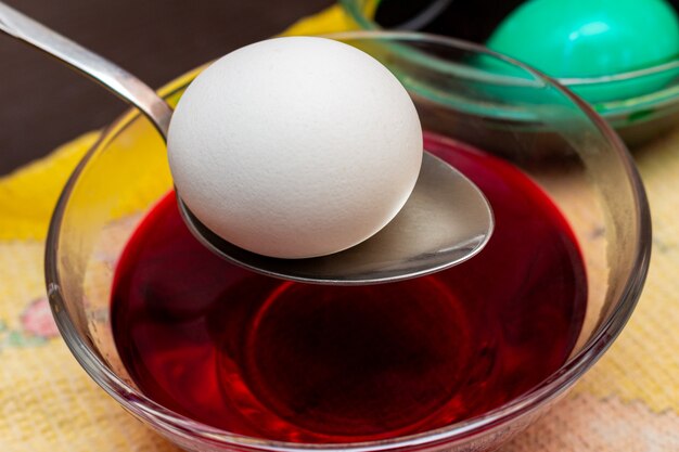 Dipingere, morire uovo rosso per Pasqua in vaso di vetro