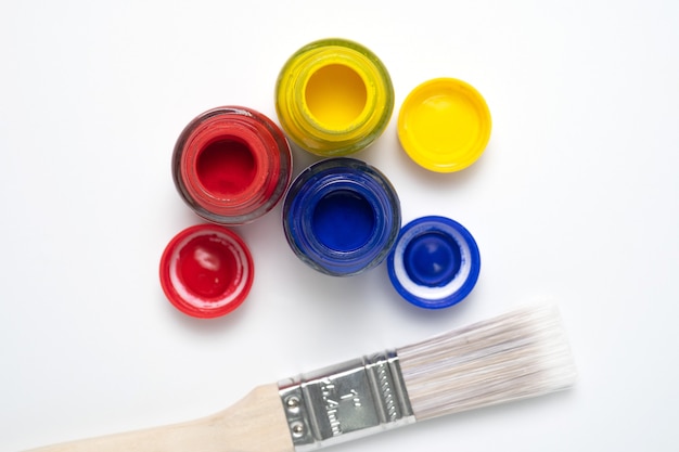 Dipingi i colori nei tubi e un pennello.