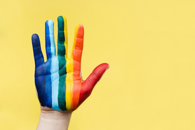 Dipinto a mano come una bandiera arcobaleno. Concetto LGBTQ. Mano LGBT da vicino