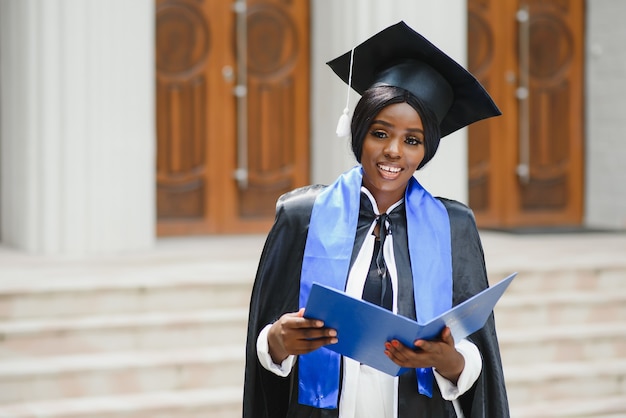 Diploma in possesso di laureato afroamericano.