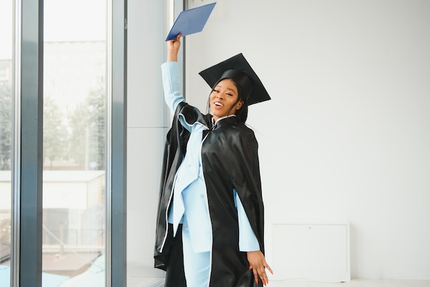 Diploma in possesso di laureato afroamericano.