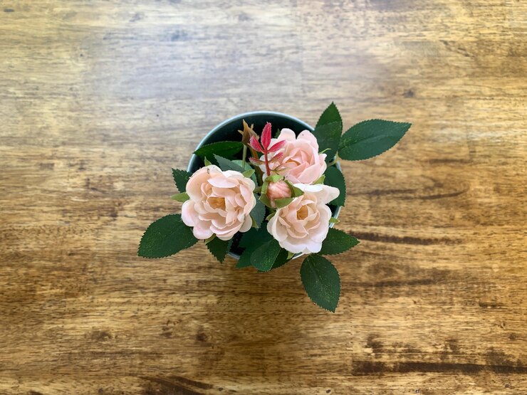 Foto direttamente sopra il colpo del bouquet di rose sul tavolo