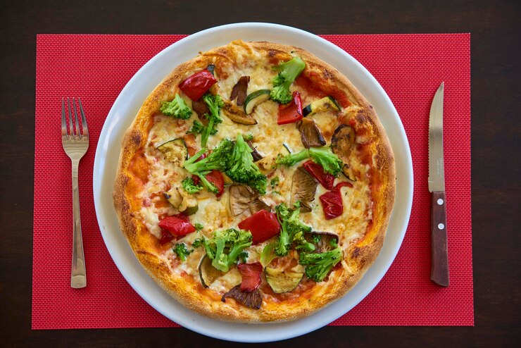 Foto direttamente sopra il colpo del cibo servito sulla tavola