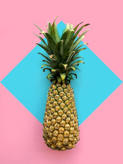 Direttamente sopra il colpo di ananas su uno sfondo colorato