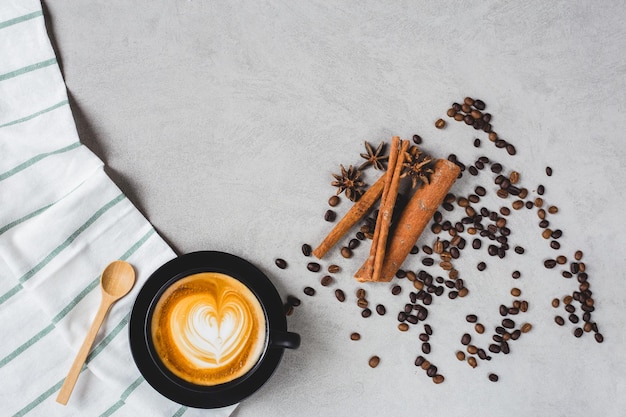 Direttamente sopra il colpo di caffè sul tavolo