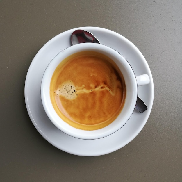Direttamente sopra il colpo di caffè sul tavolo