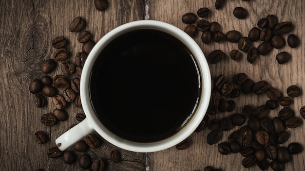Direttamente sopra il colpo di caffè sul tavolo