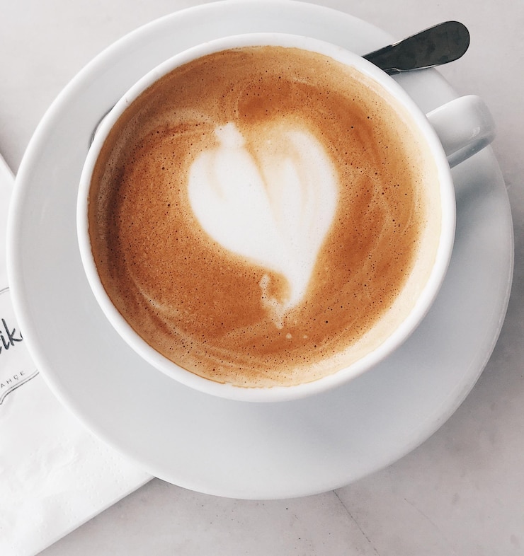 Foto direttamente sopra il colpo di cappuccino servito sul tavolo al caffè