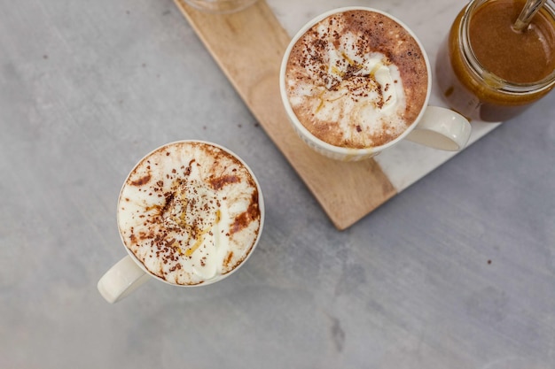 Direttamente sopra il colpo di cappuccino sul tavolo