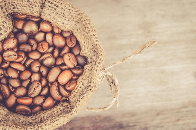 Direttamente sopra il colpo di chicchi di caffè arrostiti in sacco sul tavolo