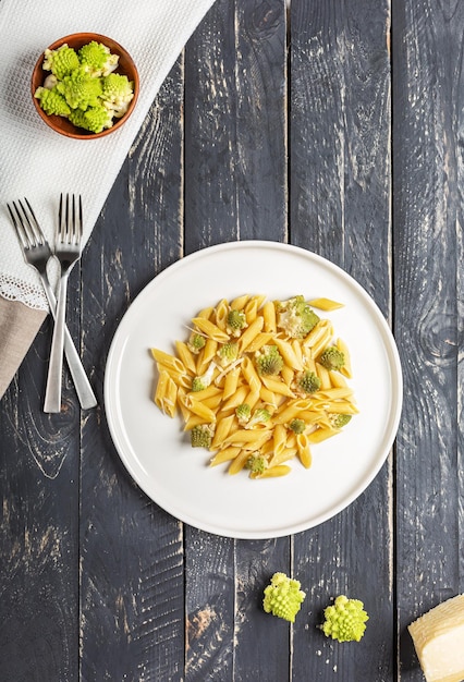 Direttamente sopra il colpo di cibo nel piatto su tavola