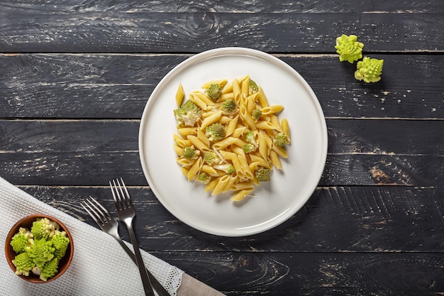 Direttamente sopra il colpo di cibo nel piatto sul tavolo