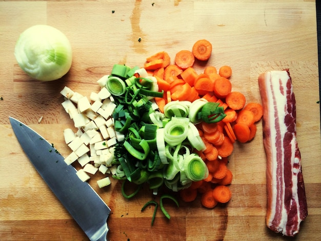 Direttamente sopra il colpo di cibo su un tavolo di legno