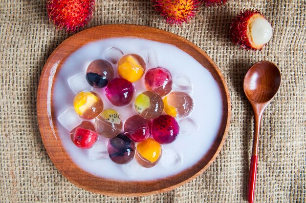 Direttamente sopra il colpo di dessert alla gelatina di frutta servito in piatto su tavola