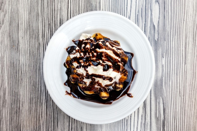 Direttamente sopra il colpo di dessert nel piatto sul tavolo