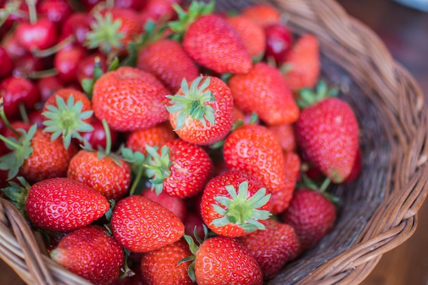 Direttamente sopra il colpo di fragole sul cesto di vimini