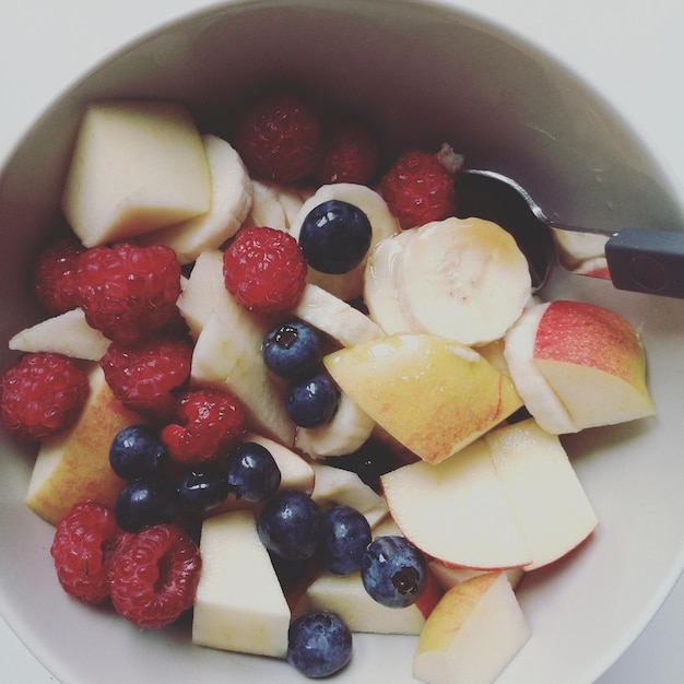 Direttamente sopra il colpo di insalata di frutta in ciotola