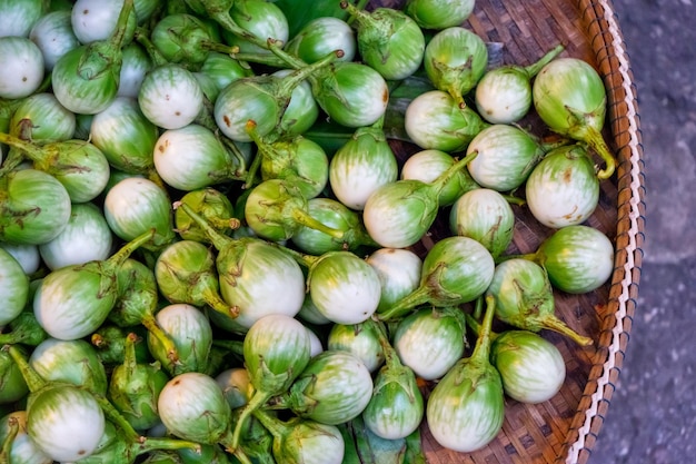 Direttamente sopra il colpo di melanzane in cesto di vimini per la vendita alla bancarella del mercato