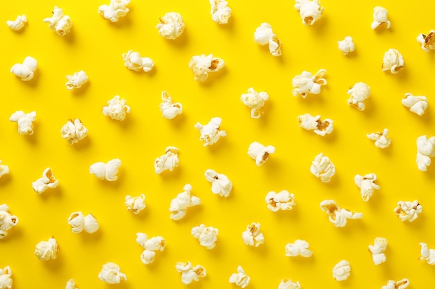 Direttamente sopra il colpo di popcorn su sfondo giallo