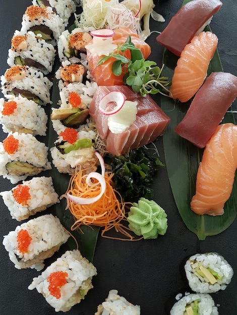 Direttamente sopra il colpo di sushi servito sul tavolo