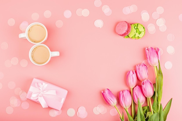 Direttamente sopra il colpo di tè con un fiore su uno sfondo rosa