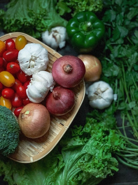 Direttamente sopra il colpo di verdure sul tavolo