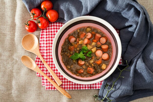 Direttamente sopra il colpo di zuppa in ciotola con pomodori e tovagliolo