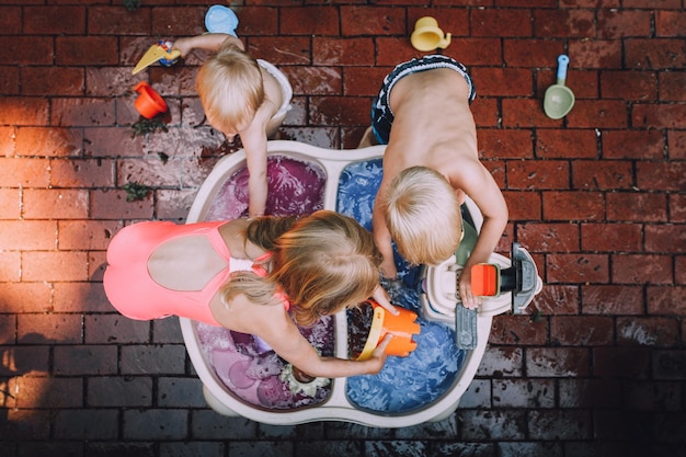 Direttamente sopra la foto dei fratelli che giocano con l'acqua