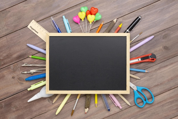 Direttamente sopra la foto dei rifornimenti scolastici sul tavolo di legno