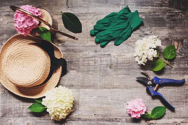 Direttamente sopra la foto dell'attrezzatura da giardinaggio sul tavolo