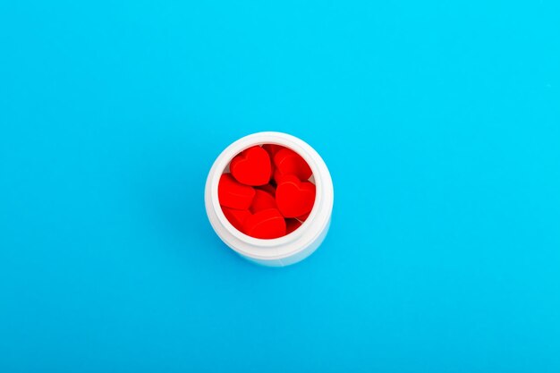 direttamente sopra la foto dell'orologio sullo sfondo blu